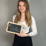 Person (Bild von Bella)  mit kleiner Namenstafel in der Hand