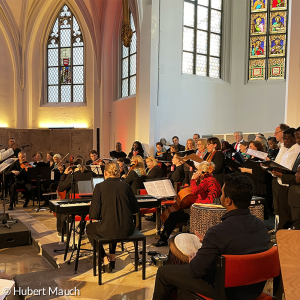 Chorleiter Robert Kabuye mit dem International Choir